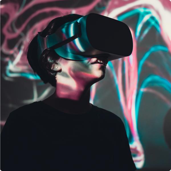 Personne portant un casque de réalité virtuelle