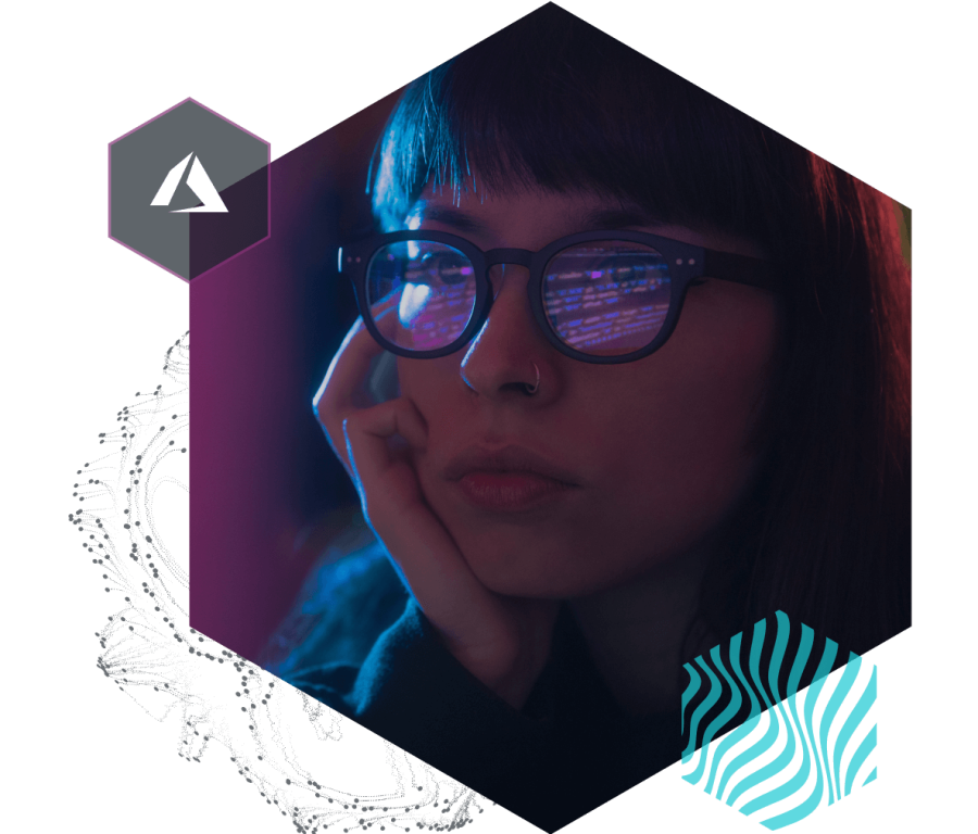 Image stylisée d'un visage féminin portant des lunettes reflétant du code.